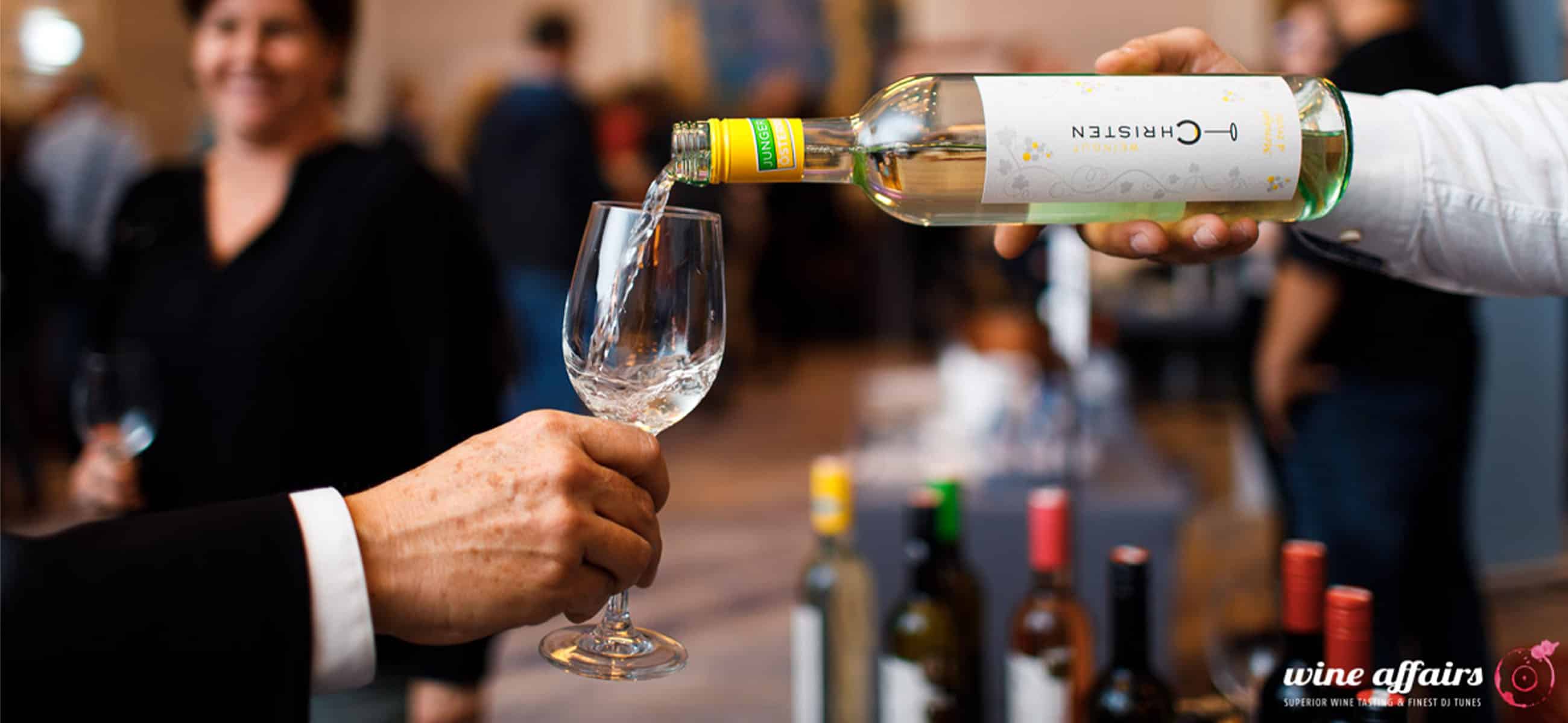 Ein Gelber Muskateller des Weingut Christen wird bei einem Wine Affairs Event verkostet