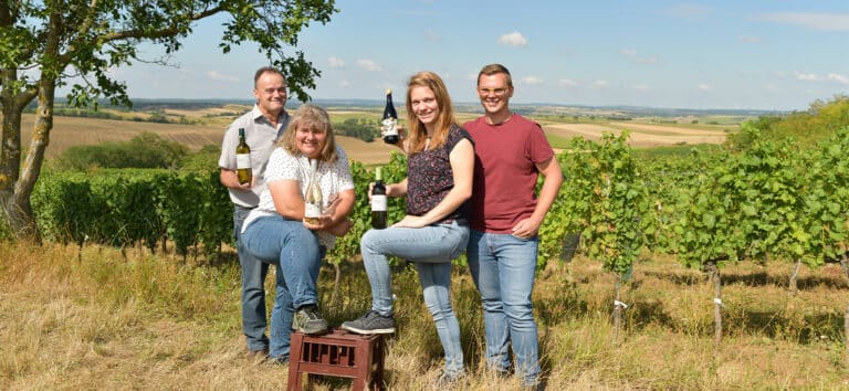 Die Winzerfamilie Pfalz mit Ausblick auf ihr Weingut